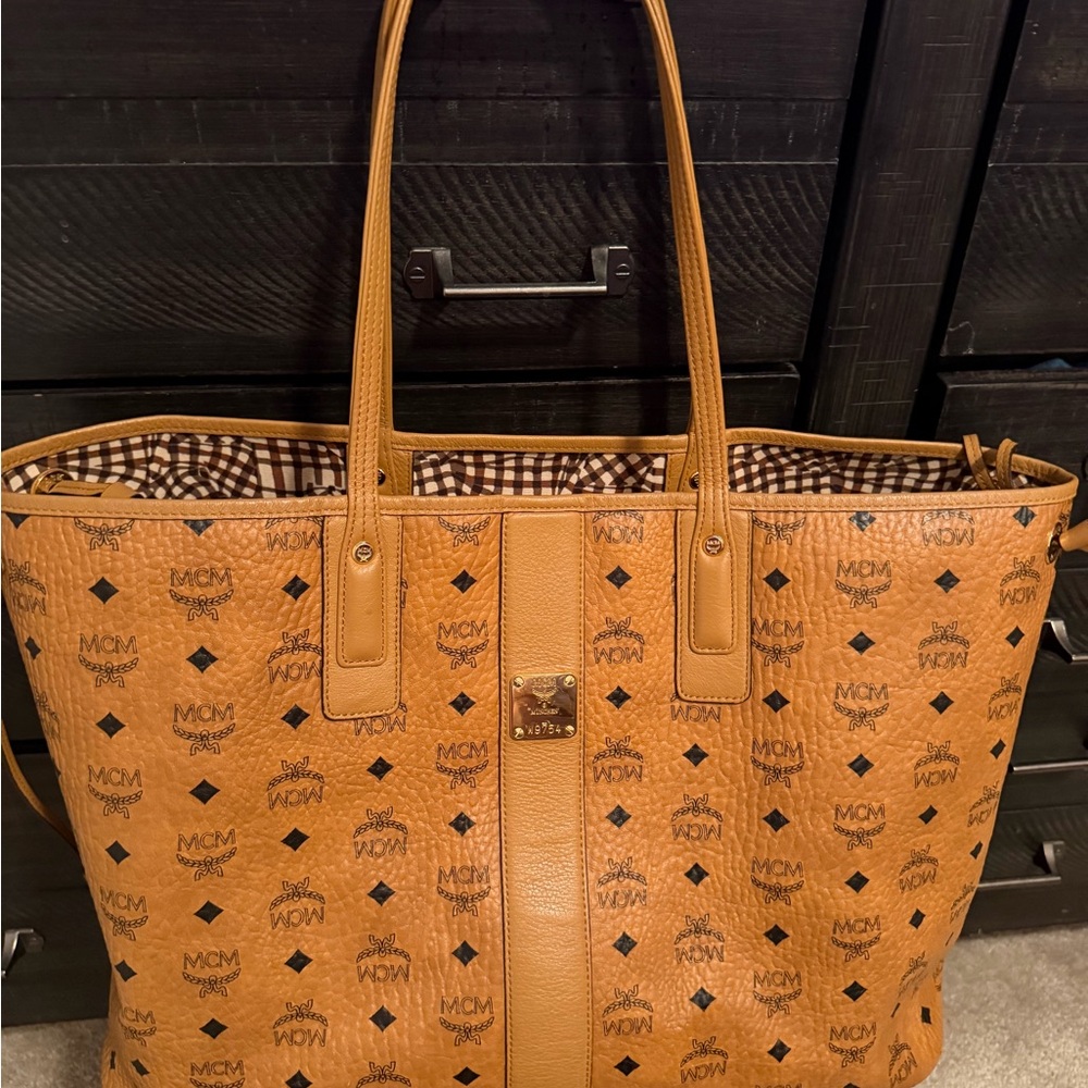 MCM LIZ REVERSIBLE  Tote Bag Retail $780 NWOT